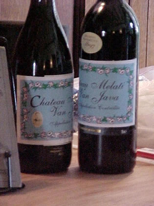 Tombola-prijzen: Wijn gemaakt in Chateau Melati van Java